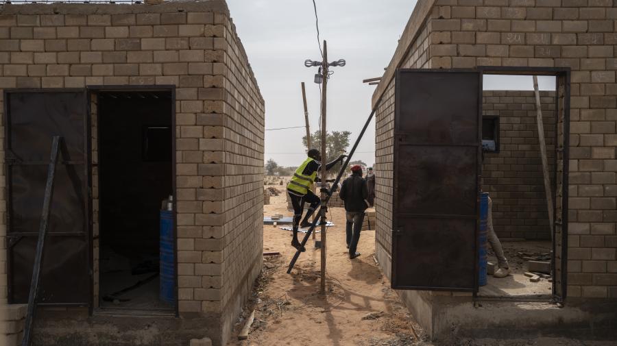 Albergues de ladrillo en proceso de edificación